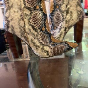 STEVE MADDEN "Trista" Multi-Snake design. Size8. New in Box, NEVER WORN!